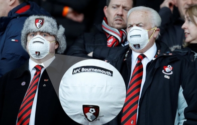 CĐV Ngoại hạng Anh đeo khẩu trang đề phòng virus corona