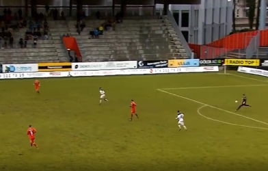 VIDEO: Thủ môn lập siêu phẩm hơn 90 mét, ấn định chiến thắng