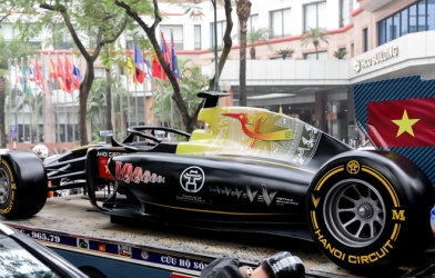 Mô hình xe đua F1 thu hút sự chú ý trên đường phố Hà Nội