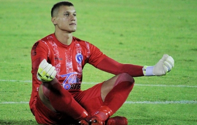 Thủ môn báo hại cả đội vì ăn mừng bắt chước Haaland 