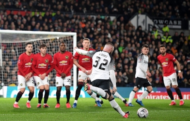 Rooney bất lực trong ngày gặp lại MU