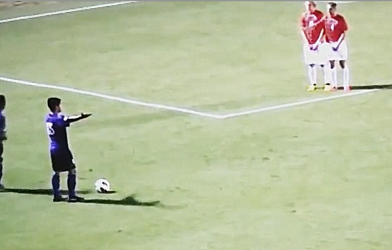 VIDEO: Dàn xếp đá phạt loằng ngoằng nhưng hiệu quả