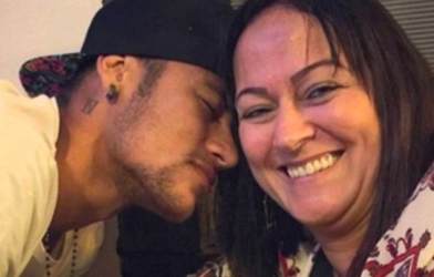 Mẹ Neymar hẹn hò với fan của con trai kém 30 tuổi