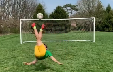 VIDEO: 4 triệu lượt xem cú đá rabona kiểu 'xe đạp chổng ngược'