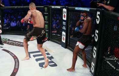 Võ sĩ người Mỹ 'kết liễu' đối thủ với chiêu 'giương đông kích tây'