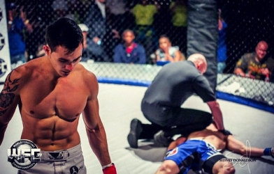 Thành Lê bị đánh vỡ quai hàm vẫn ra đòn khiến đối thủ bất tỉnh