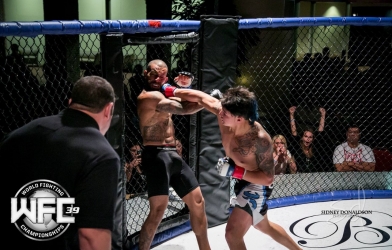 Em trai Thành Lê đánh gục võ sĩ Mỹ bằng mưa đòn như súng máy