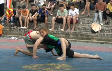 Thiếu nữ xinh đẹp đấu vật với đàn ông và cái kết mãn nhãn