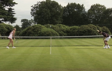 VIDEO: Sharapova đánh tennis trúng 'chỗ hiểm' của Djokovic