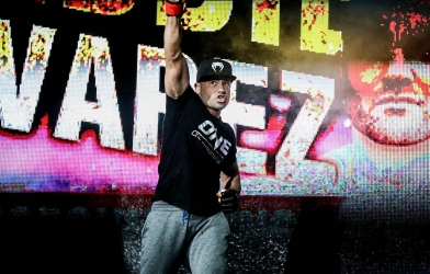 Câu chuyện phía sau màn chào sân của huyền thoại MMA Eddie Alvarez