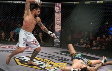 Mải tấn công, Thành Lê bị hạ gục vì dính 'đòn trời giáng'