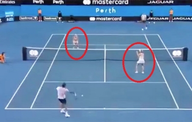 VIDEO: Federer khiến đồng đội nữ 'buông vợt' và cái kết