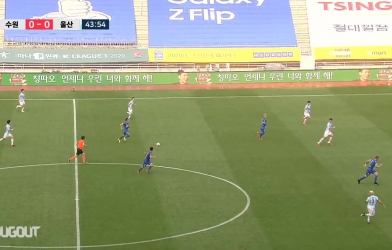 VIDEO: Cầu thủ Hàn Quốc lập siêu phẩm solo từ sân nhà