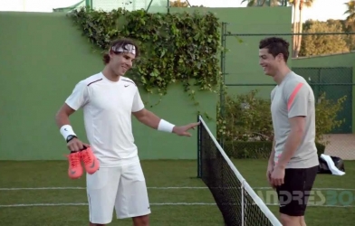 VIDEO: Ronaldo dùng chân đấu tennis với Nadal 