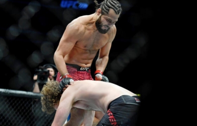 VIDEO: Cú 'gối bay' knock-out nhanh nhất lịch sử UFC