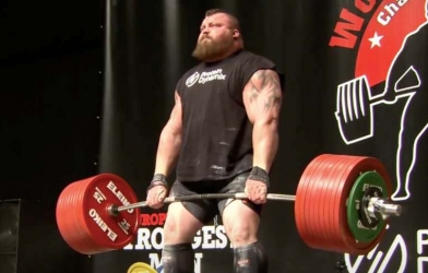 'Quái thú' suýt thiệt mạng khi lập kỷ lục nâng tạ 500kg