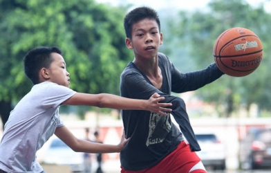 VIDEO: Cậu bé khuyết tật gây sốt với khả năng dẫn bóng cực đỉnh