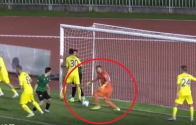 VIDEO: Thủ môn bị nghi bán độ vì mắc 2 sai lầm 'như tấu hài'