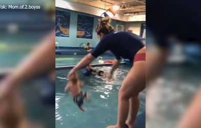 VIDEO: 75 triệu lượt xem cô giáo ném chú bé 8 tháng tuổi xuống nước tập bơi