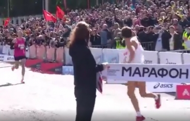 VIDEO: Nhà vô địch điền kinh sỉ nhục đối thủ về đích sau