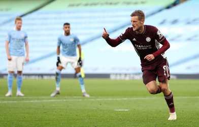 Vardy lập hat-trick, Leicester vùi dập Man City tại Etihad