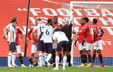 Vì sao Martial nhận thẻ đỏ ở trận gặp Tottenham?