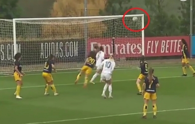 VIDEO: Siêu sao nữ loại bỏ 4 hậu vệ rồi dứt điểm 'không đỡ nổi'