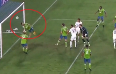 VIDEO: Cầu thủ 'phi thân' cứu thua ngay trên vạch vôi