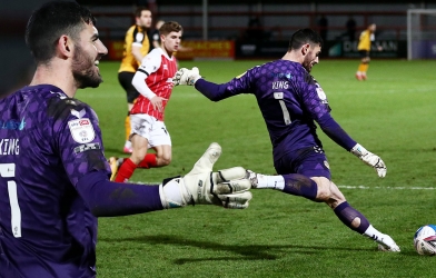 Thủ môn phá kỷ lục bàn thắng xa nhất thế giới