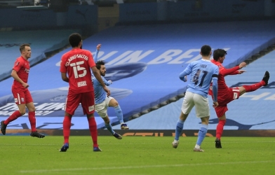 Man City nhọc nhằn đánh bại đội hạng tư
