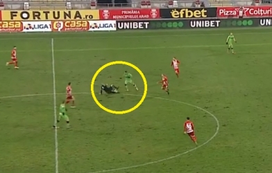 VIDEO: Trọng tài thích làm hậu vệ và cái kết gây cười