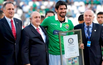 Cầu thủ 44 tuổi phá sâu kỷ lục của bóng đá thế giới