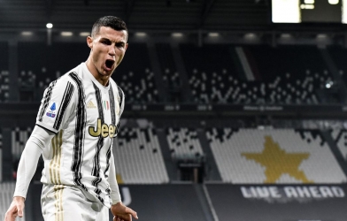 Ronaldo lập kỳ tích với cú đúp bằng đầu