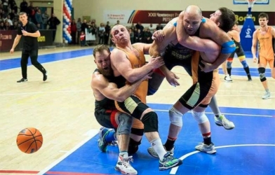 Kỳ lạ môn thể thao kết hợp đấu vật và bóng rổ ở Nga