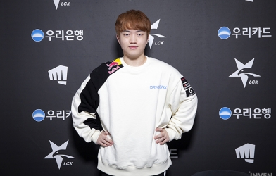 T1 mở màn bom tấn đầu tiên