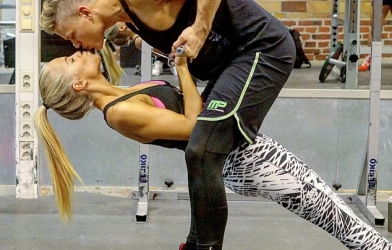 Tập GYM đôi: Mỗi bài tập một nụ hôn, bạn có muốn thử?