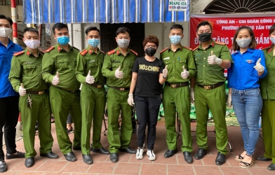 Nữ xạ thủ Đặng Hồng Hà tặng quà người khó khăn mùa dịch