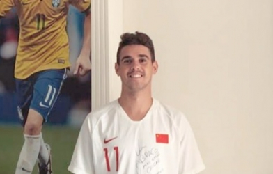 Tiền vệ Oscar tươi cười trong màu áo tuyển Trung Quốc