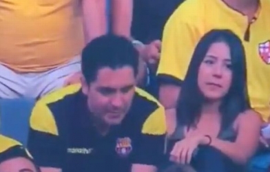 CĐV bóng đá bị camera ghi lại cảnh ngoại tình trên khán đài