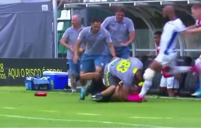 VIDEO: CĐV Brazil bị cầu thủ đánh hội đồng dã man