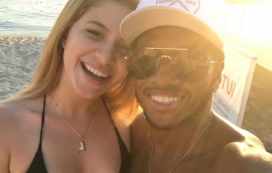 Thủ môn Liverpool 'làm điều kì diệu' với vợ tiền vệ MU