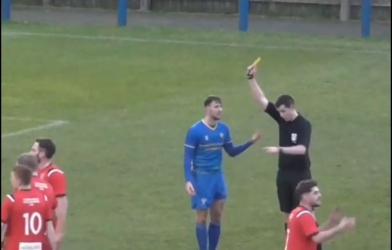 Hi hữu: Cầu thủ nhận 2 thẻ vàng trong vòng 1 giây vì quá bạo lực