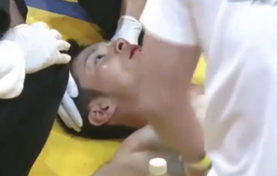 VIDEO: Võ sĩ tung cú đấm kinh hoàng khiến đối thủ mất ý thức hoàn toàn