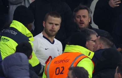 VIDEO: Cầu thủ Tottenham vừa gây hấn với CĐV là ai?