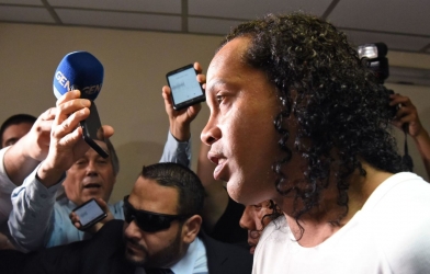 Huyền thoại Ronaldinho tiều tụy trong nhà tù khét tiếng
