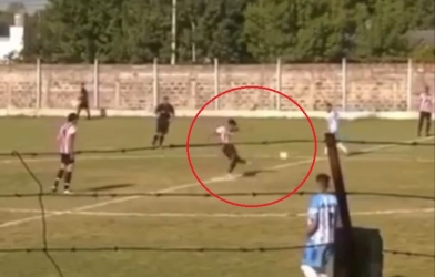 VIDEO: Siêu phẩm từ giữa sân tạo kỉ lục ghi bàn nhanh nhất lịch sử