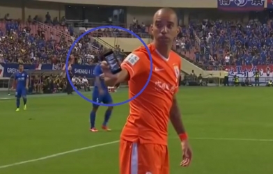 Góc thừa tiền: CĐV ném iPhone xuống sân để cổ vũ bóng đá