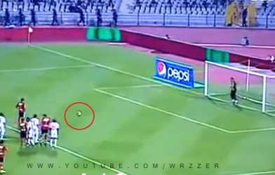 HÀI HƯỚC: Pha đá phạt đền ngớ ngẩn đánh lừa chính bản thân mình