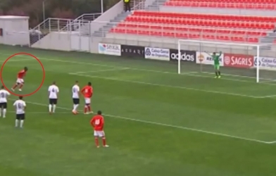 VIDEO: Bắt chước kiểu sút penalty của Công Phượng và kết quả thảm bại