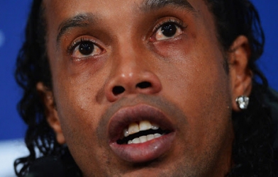 Huyền thoại Ronaldinho trở nên suy sụp trong tù